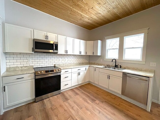 Building Photo - Large home on corner lot in great north si...