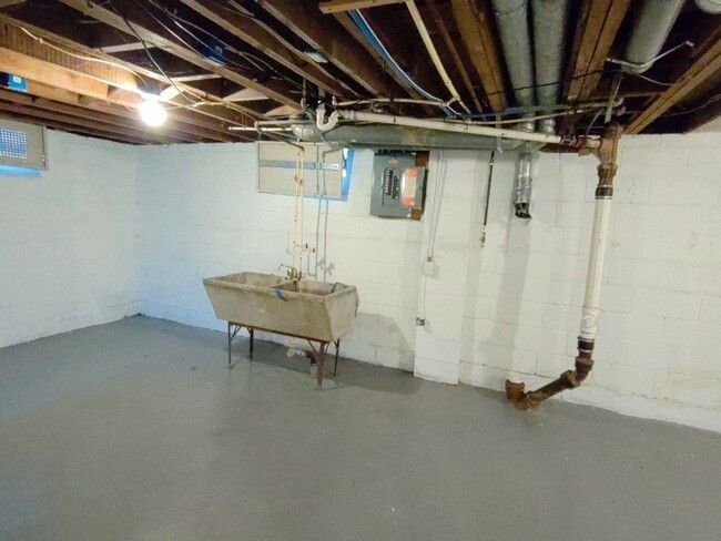 Building Photo - 3 bedroom 1 bathroom on the Eastside NOW A...