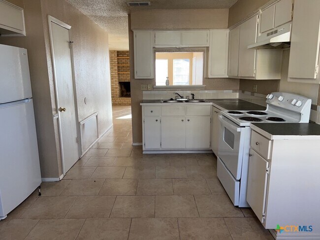 Building Photo - 2405 Shoemaker Dr