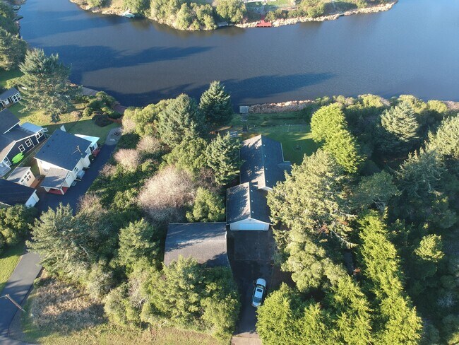 Building Photo - 348 Cockle St SW