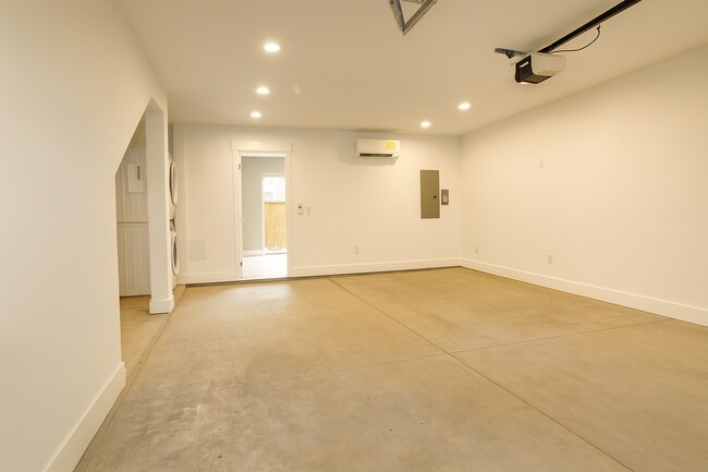 Building Photo - Your Bend Retreat: Spacious End Unit Townhouse with Pilot Butte Views