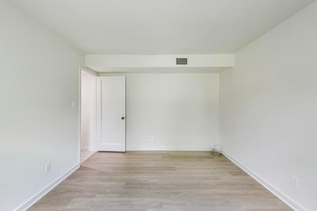 Building Photo - Convenient and Stylish 2-bedroom close to ...