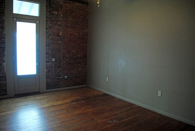 Building Photo - 829 S Railroad Ave