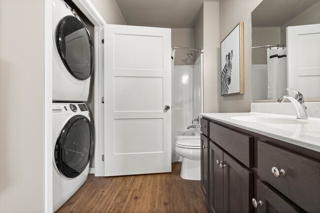 Building Photo - Very Large/Spacious 1-Bedroom/1.5-Bath, unit 104
