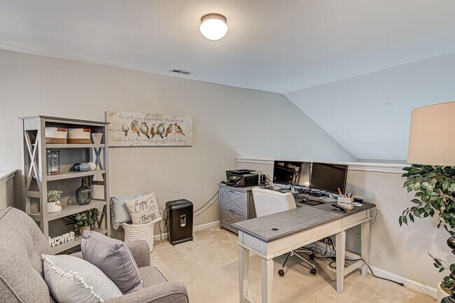 Building Photo - Beautiful 3BR/2BA Townhome in Winston-Salem