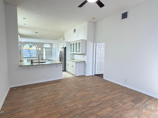 Building Photo - 133 Woodlake Cir