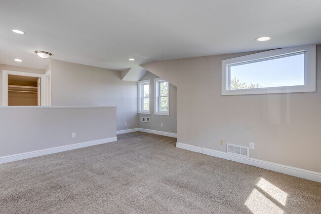 Building Photo - 200 St Thomas St