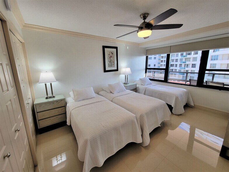 Building Photo - 5225 Collins Ave