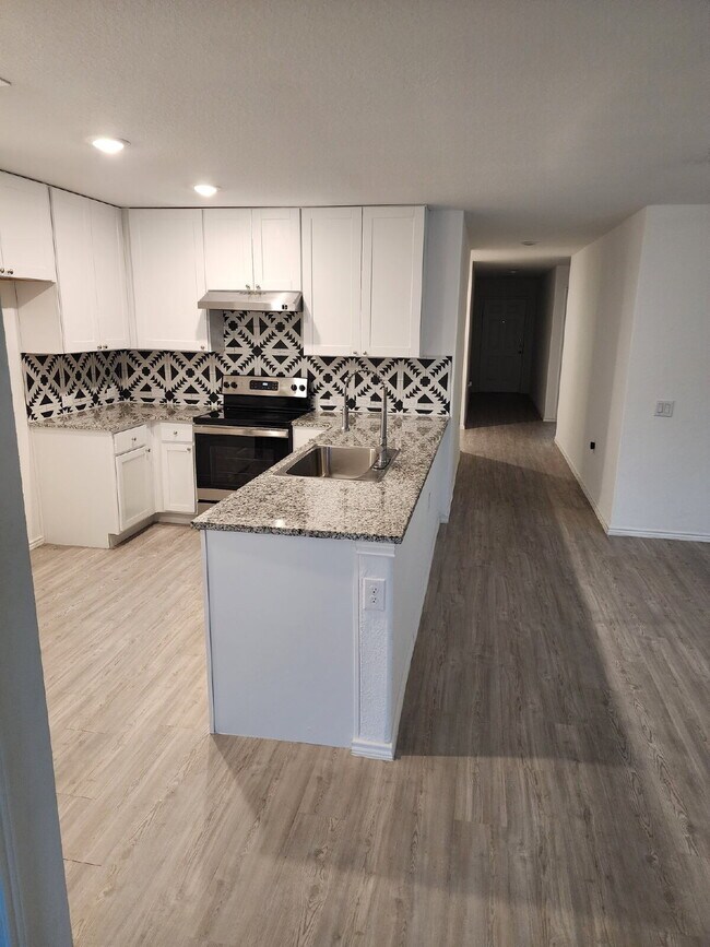 Building Photo - Stunning New 4-Bedroom Home with Upgrades in Mission del Lago.