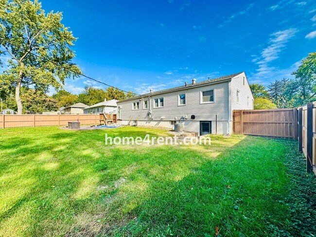 Building Photo - Beautifully Updated Home in Prime Overland...