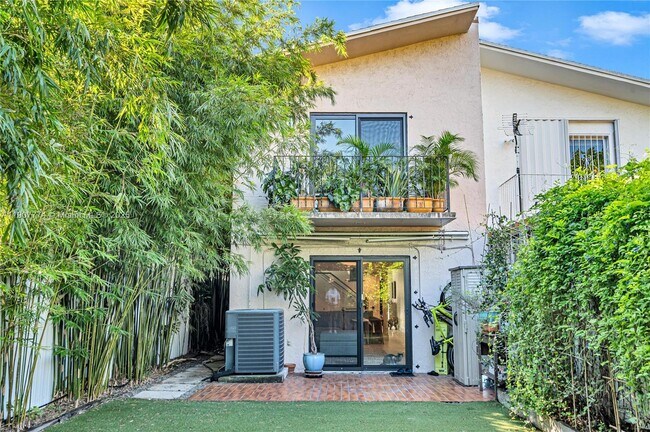 Building Photo - 2965 SW 25th Ter