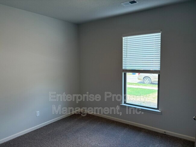 Building Photo - 385 Windemere Lp