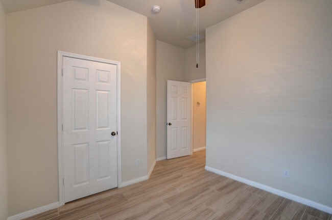 Building Photo - Cozy 3-Bedroom, 2-Bathroom Single Family H...