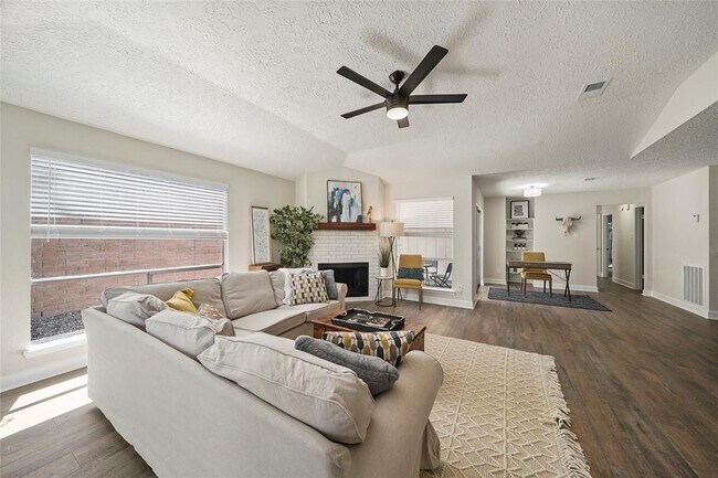 Building Photo - 9318 Beringwood Dr