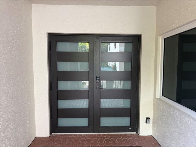 Building Photo - 1050 Seminole Dr