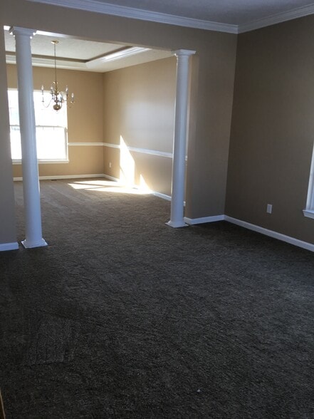 Building Photo - 5573 Woodmansee Way