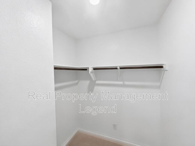 Building Photo - 809 Jamestown Ln