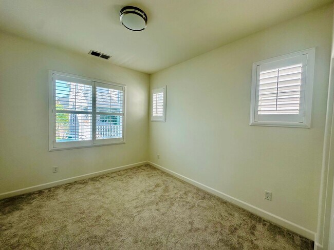 Building Photo - Beautiful Newer Home, Very Clean- Move In ...