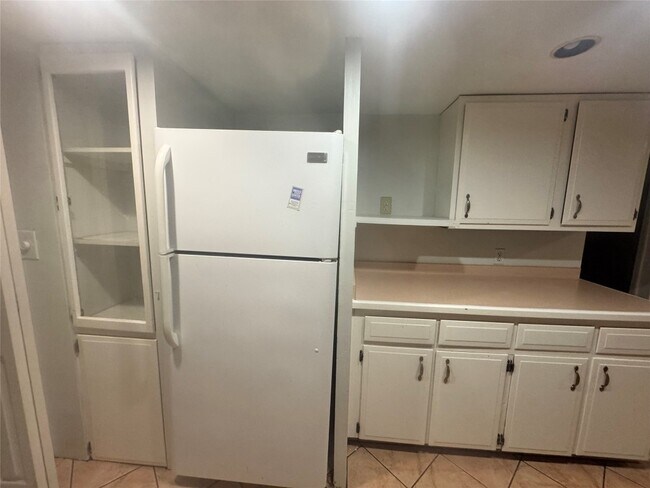 Building Photo - 297 Robinson St