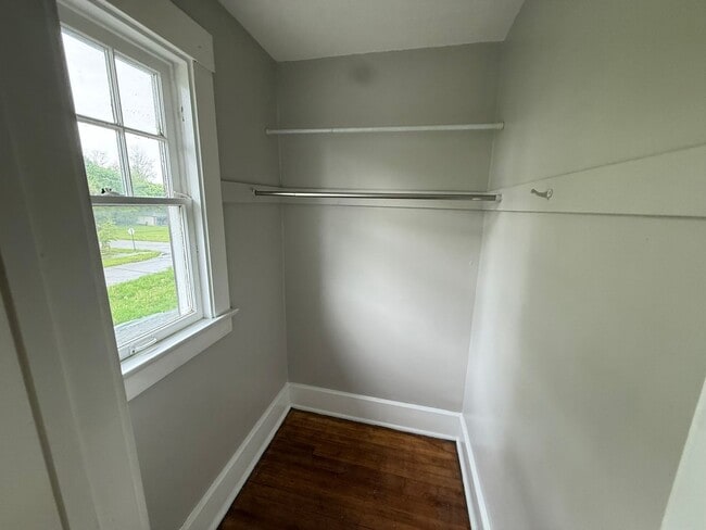 Building Photo - Updated and Spacious 3-4 Bedroom, 2 Story ...