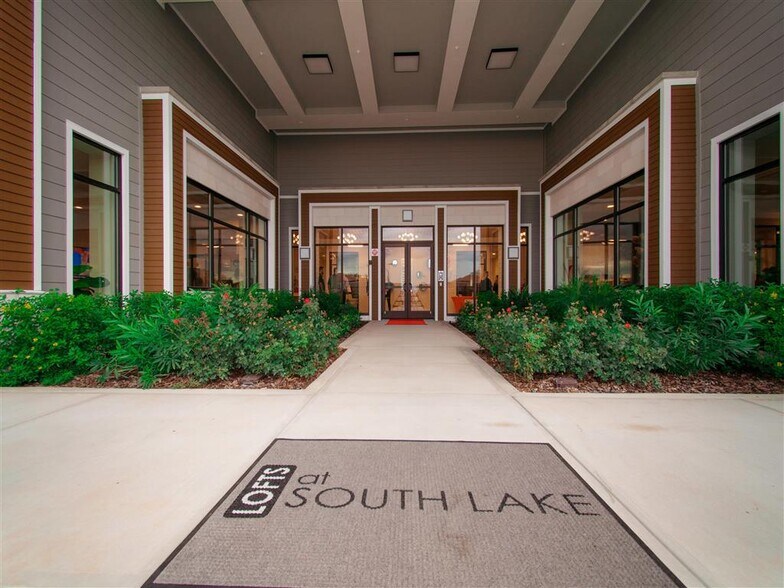 Building Photo - Lofts at South Lake