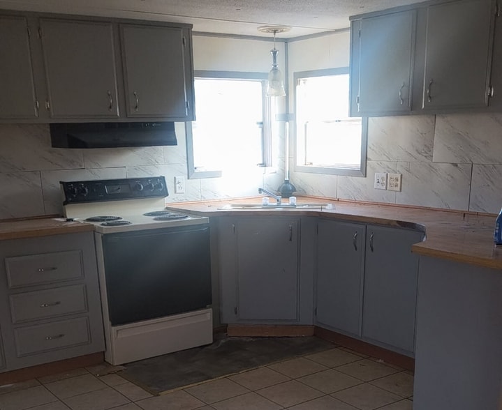 Building Photo - 615 S Bell St