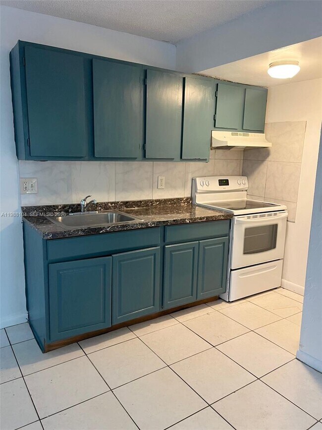 Building Photo - 2034 NW 43 Terrace