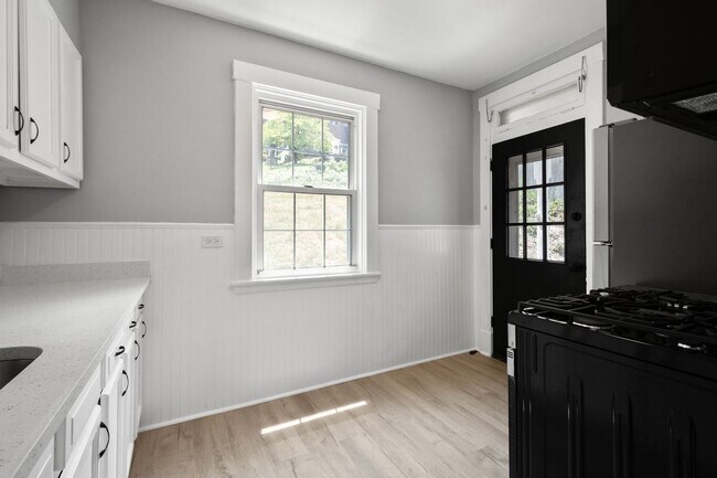 Building Photo - Stunning 2 bedroom home in Carrick available October 1st!