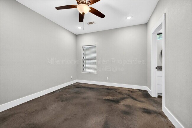 Building Photo - 211 W Murray St