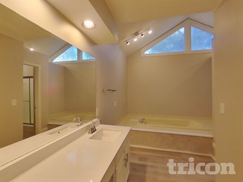 Building Photo - 100 Hillcrest Point