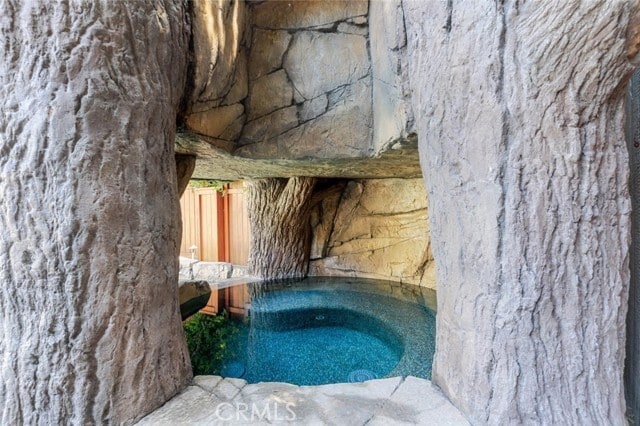 Building Photo - 660 Woodbury Rd