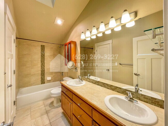 Building Photo - 3 br, 2.5 bath Townhome - 9209 Interlake A...