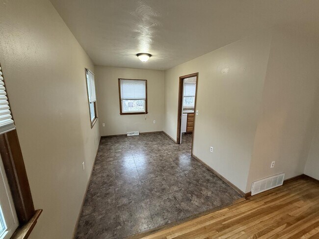 Building Photo - 722 13th Ave