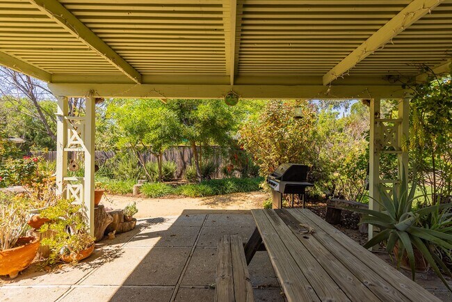 Building Photo - 1121 Mercer Ave