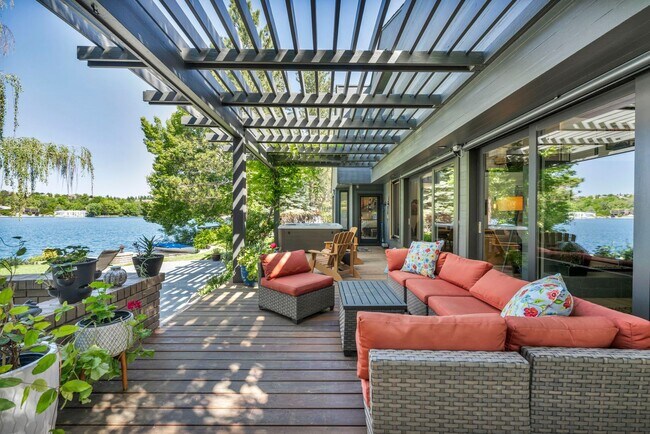 Building Photo - LAKEFRONT LUXURY ON LAKE STANLEY | FULLY FURNISHED + UTILITIES INCLUDED IN GUARDED LAKERIDGE SHORES