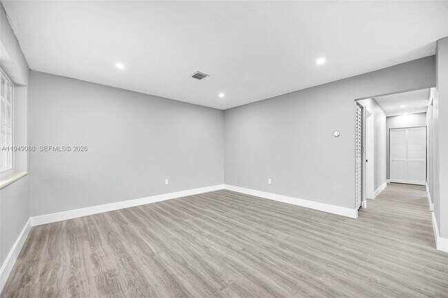 Building Photo - 645 NE 149th St