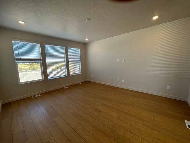 Building Photo - 4 Bedroom 2.5 Bathroom Townhome in Lehi!