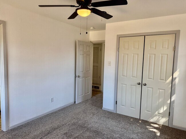 Building Photo - Adorable 3/1.5/1 in Great Location! Minutes from Tech and Hospitals!