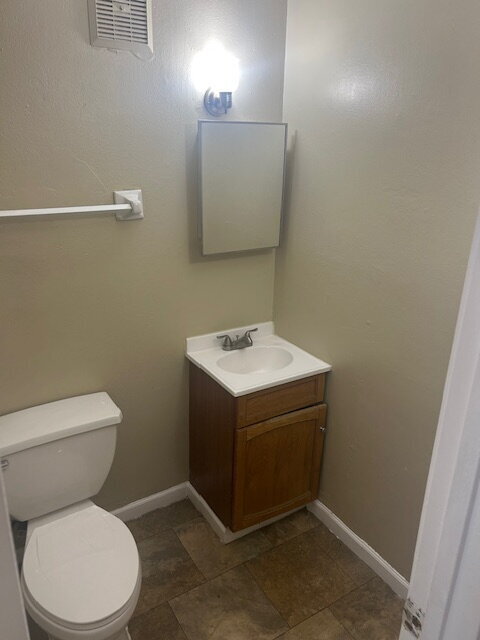 Building Photo - 3 bedroom 1.5 bath now available in the Wo...