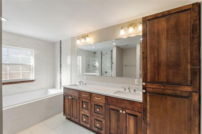 Building Photo - 5080 Oaklawn Ln