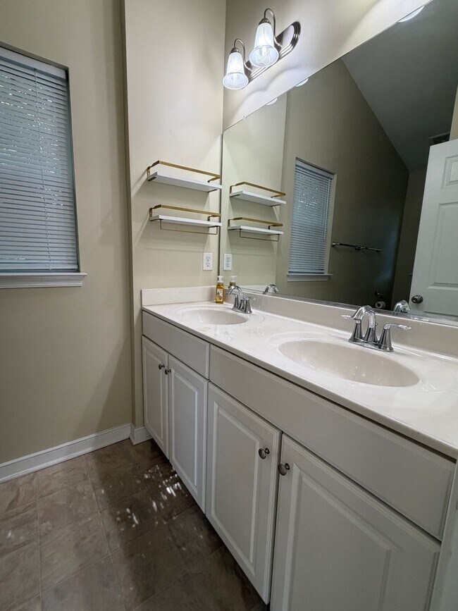 Building Photo - Upgraded 3 Bedroom Townhome North Chesterfield