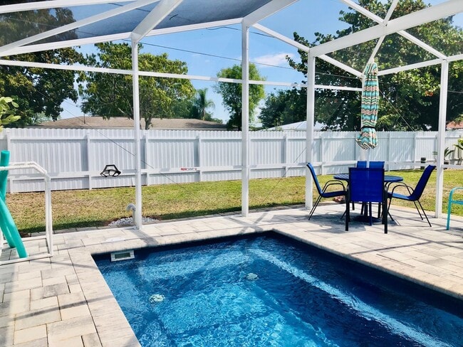 Building Photo - Experience this Short Term Furnished Off season Single Family 2/2 Pool home.