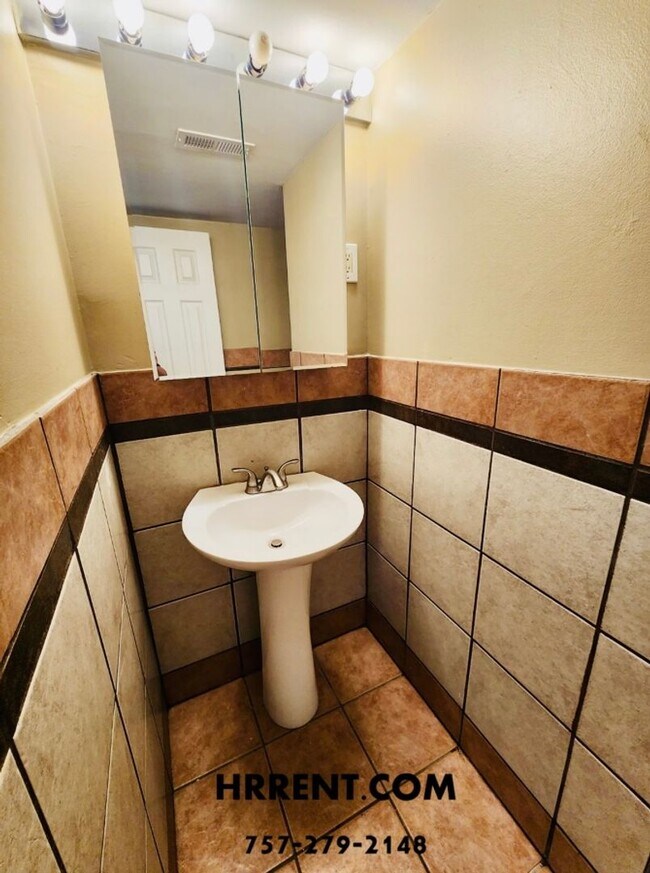 Building Photo - Amazing 6 Bedroom 3 Bathroom Two Story Hom...