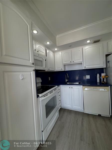 Building Photo - 3200 N Palm Aire Dr