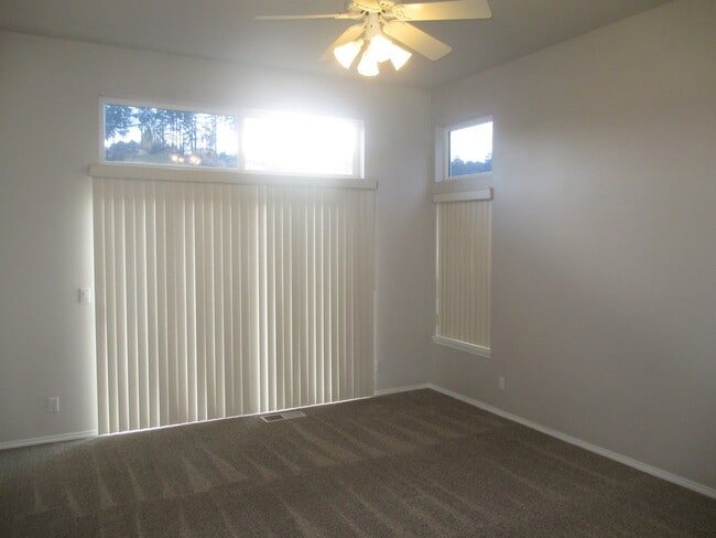 Building Photo - South Salem Home on Creekside Golf Course