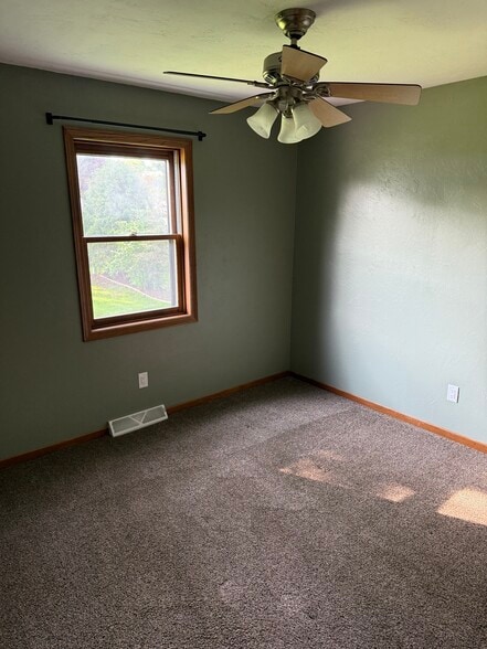 Bedroom 2 upper level - 2093 Tunis Rd