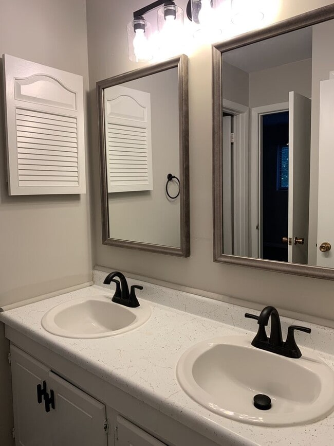 Building Photo - 2 BR/1.5 BA West Lake Townhome Near Dolley Madison
