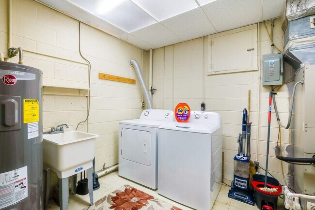 Building Photo - 2964 Hopkins Dr