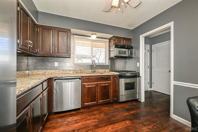 Building Photo - 835 Knickerbacker Dr