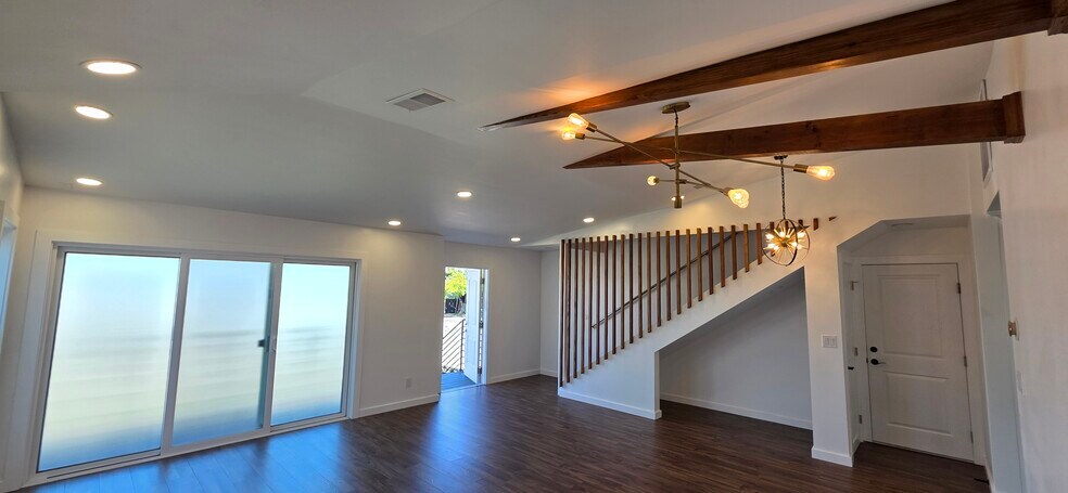 Building Photo - 425 Daisy Ln